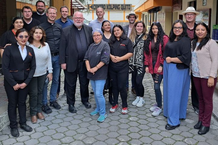 Die Besuchsdelegation aus der Erzdiözese mit Kardinal Reinhard Marx in der Casa Kolping in Quito